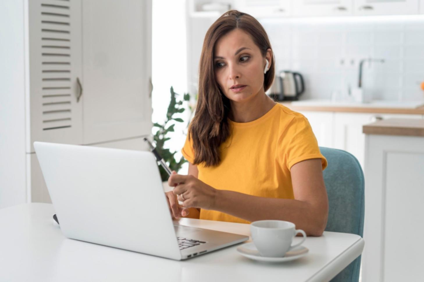 Équipe en réunion analysant des données financières sur écran