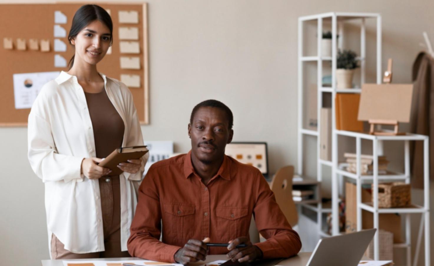 Étudiants collaborant sur des projets financiers