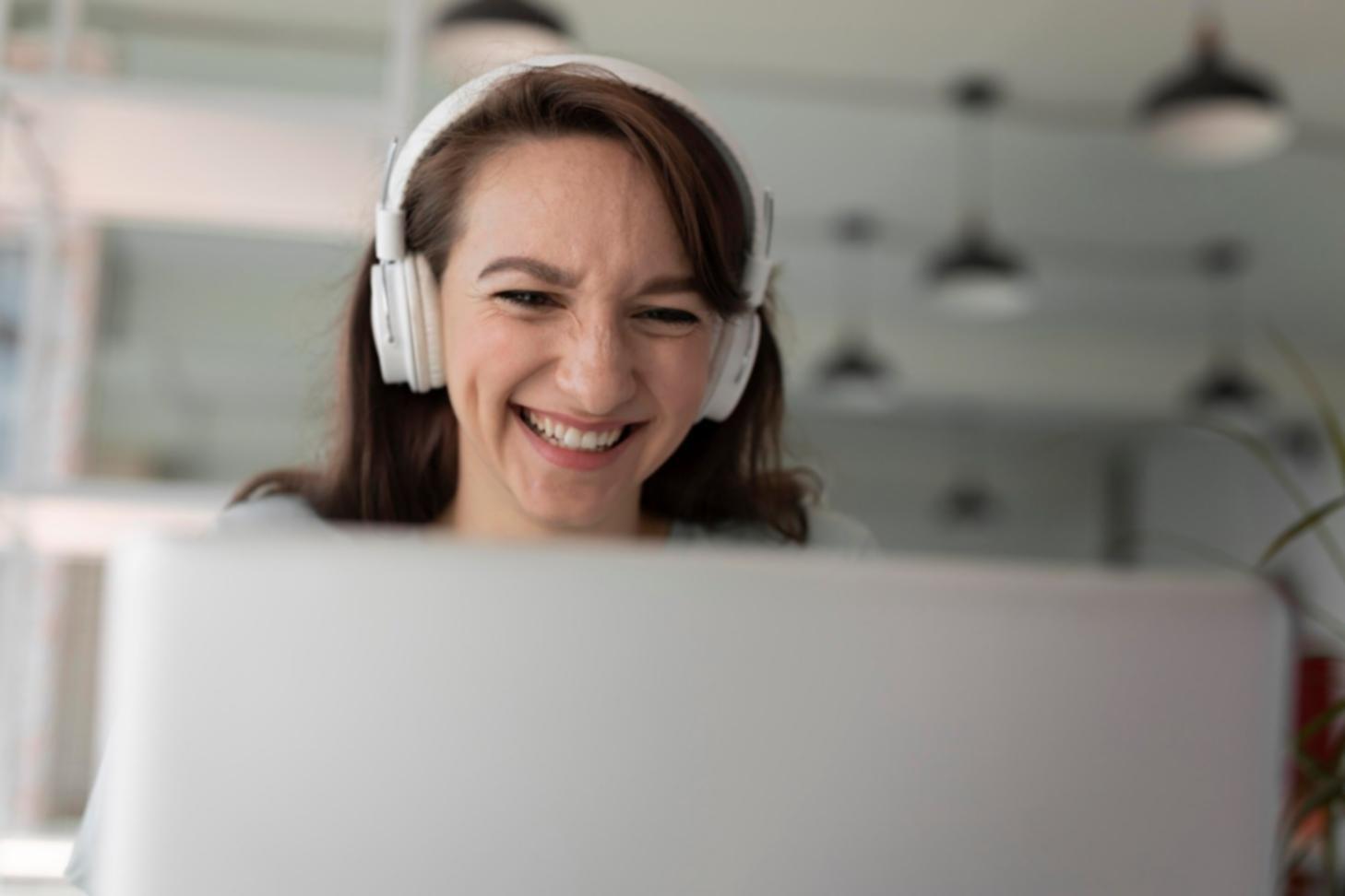 Session de formation en analyse financière avec équipe professionnelle travaillant sur des prévisions budgétaires