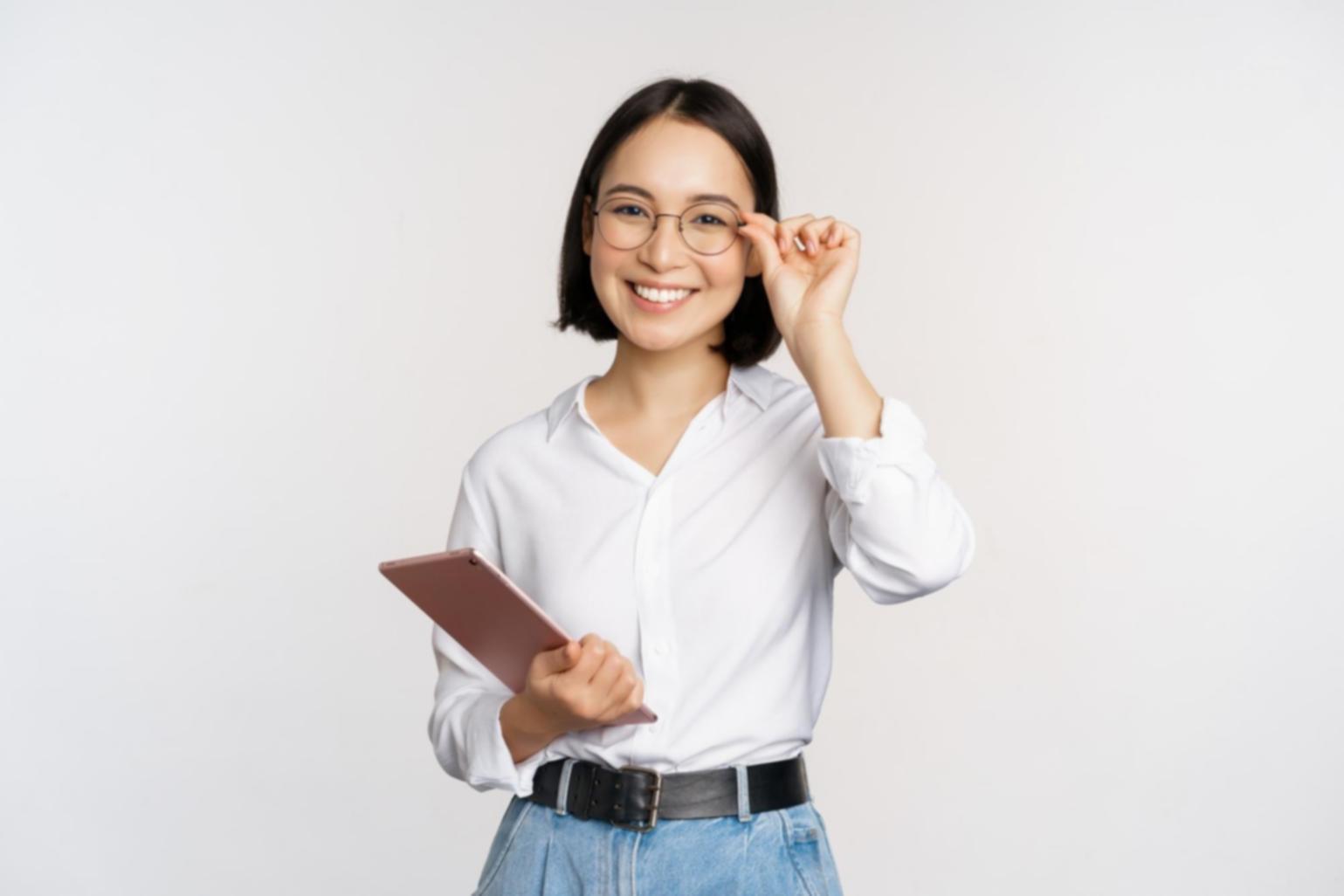 Étudiant travaillant sur son budget personnel avec des outils numériques